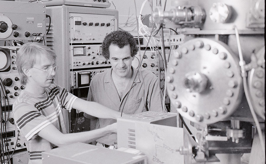 Jorne working with a student in his lab.