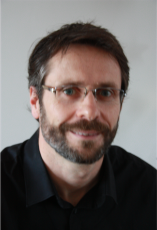 Headshot of Etienne Brasselet.