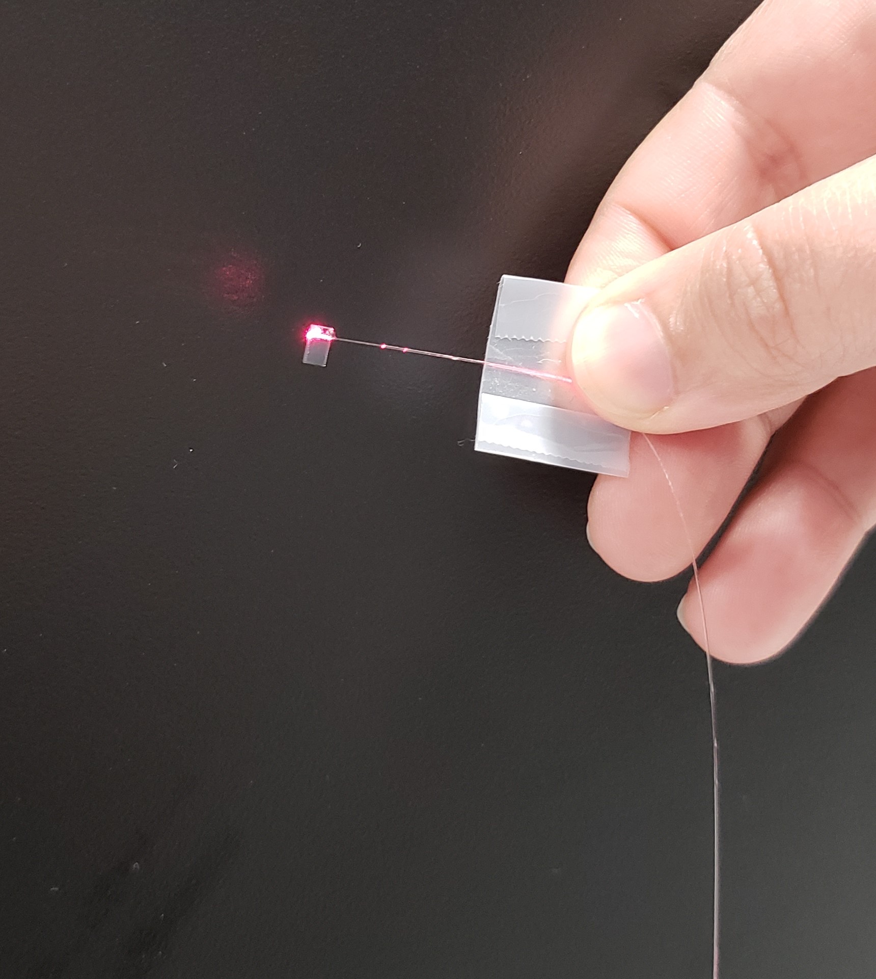 Photonic packaging from the Cardenas lab.