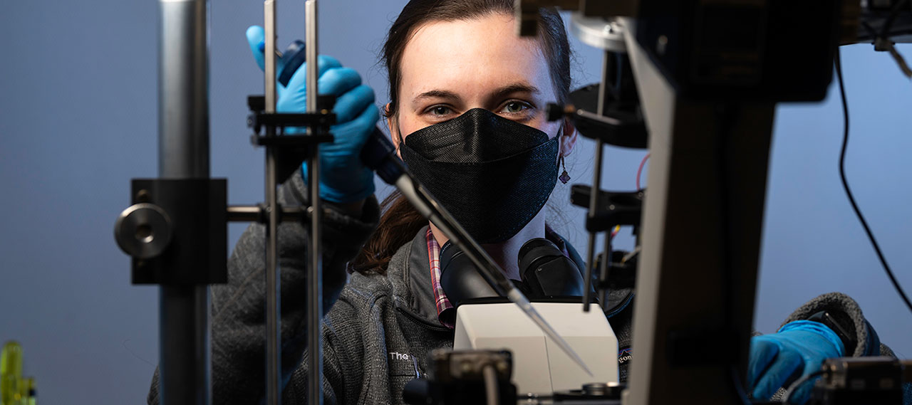 A PhD student prepares samples for imaging cells using a quantitative phase microscope at the Institute of Optics.